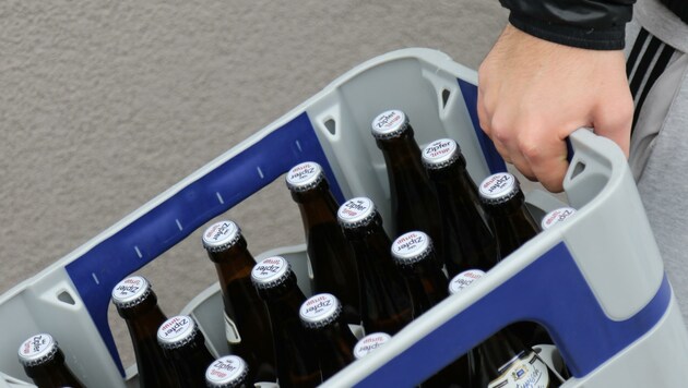 Die Brau-Union hebt die Preise für Bier in Kisten oder Dosen um 16,9 Prozent an (Bild: Scharinger Daniel)