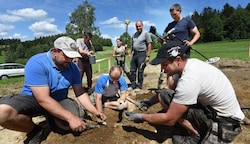 Das Bild zeigt, wie die Silbermünzen aus dem Boden einer Wiese in Unterweißen- bach geholt wurden. Hobbyforscher mit Sonden hatten den Zufallsfund gemacht und ordnungsgemäß gemeldet. (Bild: OÖ Landes-Kultur GmbH)