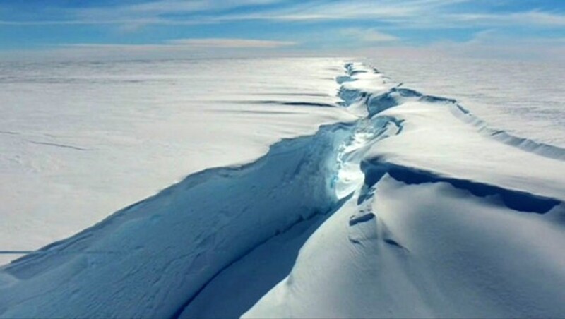 Ein gewaltiger, sich stetig verlängernder Riss in der 150 Meter dicken Eisschicht hatte schon angekündigt, dass es zum Abbrechen eines Eisberges kommen würde. (Bild: BAS)