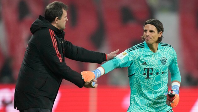 Toni Tapalovic (links) mit Yann Sommer (Bild: Copyright 2022 The Associated Press. All rights reserved.)