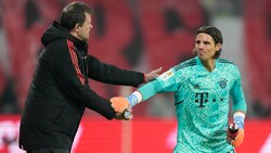 Toni Tapalovic (links) mit Yann Sommer (Bild: Copyright 2022 The Associated Press. All rights reserved.)