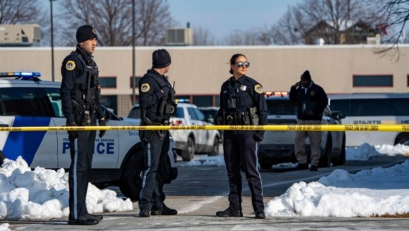 Polizisten vor dem Jugendzentrum in Des Moines im US-Bundesstaat Iowa, wo zwei Schüler erschossen wurden. (Bild: AP)