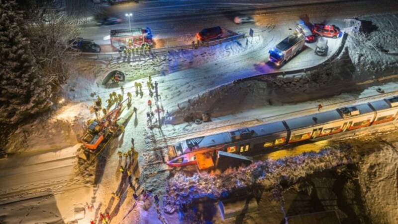 Der Lastwagen mit Anhänger geriet in Bruck an der Glocknerstraße auf der schneeglatten Straße vor einem beschrankten Bahnübergang ins Rutschen und blieb im Gleisbereich stecken. (Bild: LPD Salzburg)