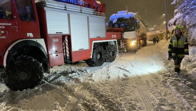 Immer wieder blieben Fahrzeuge hängen bzw. stecken. Im Laufe des Dienstags sollen die Niederschläge langsam nachlassen. (Bild: APA/HFW VILLACH)