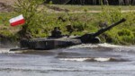 Ein polnischer Leopard-Panzer überquert bei einer Militärübung im Mai einen Fluss (Bild: APA/AFP/Wojtek RADWANSKI)