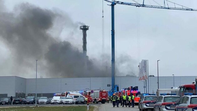 Aktuell stehen 12 Feuerwehren bei einem Brand in einem Gewerbebetrieb in Hörsching im Einsatz. (Bild: fotokerschi.at)