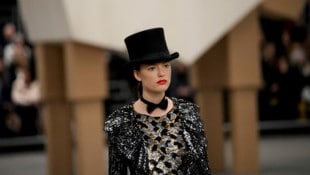 Ein Model trägt eine Kreation aus der in Paris präsentierten Chanel Haute Couture Frühjahr-Sommer-Kollektion 2023 (Bild: Christophe Ena / AP / picturedesk.com)