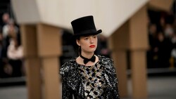 Ein Model trägt eine Kreation aus der in Paris präsentierten Chanel Haute Couture Frühjahr-Sommer-Kollektion 2023 (Bild: Christophe Ena / AP / picturedesk.com)