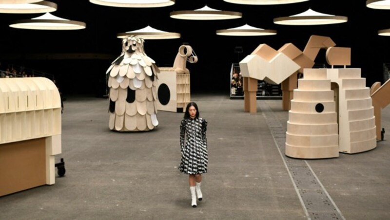 Die Model entstiegen bei der Chanel-Schau Holz-Karton-Skulpturen. (Bild: APA / Photo by STEPHANE DE SAKUTIN / AFP)