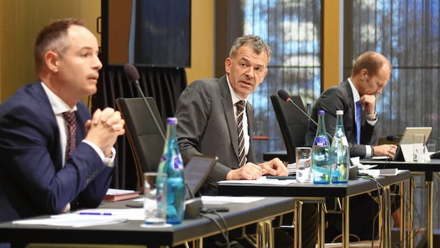 Stadtchef Georg Willi von den Grünen (Mitte) mit den beiden Vizebürgermeistern Markus Lassenberger (li., FPÖ) und Johannes Anzengruber (ÖVP). (Bild: Birbaumer Christof)