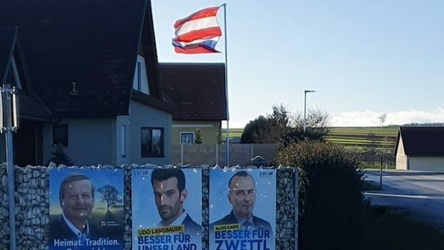 Ein Aufreger: FPÖ-Wahlplakate auf einem Haus mit Russen-Flagge. (Bild: ZVG)