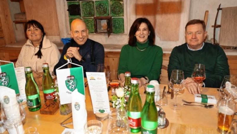 Politikerinnen und Politiker unter sich: Manuela Khom, Martin Kocher, US-Botschafterin Victoria Reggie Kennedy und Werner Amon (ÖVP) (Bild: Christian Jauschowetz)