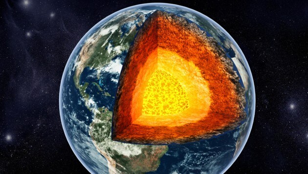 Der innere Kern der Erde, eine heiße Eisenkugel (hellgelb), soll aufgehört haben, in die gleiche Richtung zu rotieren wie der Rest des Planeten. (Bild: stock.adobe.com)