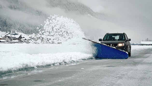 Der nasse, schwere Neuschnee wird aus der Bahn katapultiert. (Bild: Wallner Hannes)