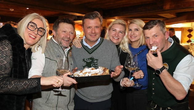 Gute Laune: Inge Schütter, Reini Schütter, Christof Widakovich, Herti Grossauer-Widakovich, Franziska Grossauer-Iberer und Heinz Schütter (v. l.). (Bild: Christian Jauschowetz)