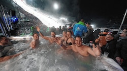 Fans ließen es sich im Whirlpool der Tenne gut gehen (Bild: Pail Sepp)