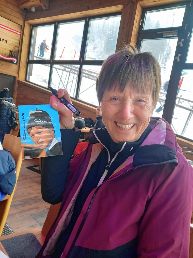 Annemarie Moser-Pröll mit einem Foto von einst. (Bild: Vera Lischka)