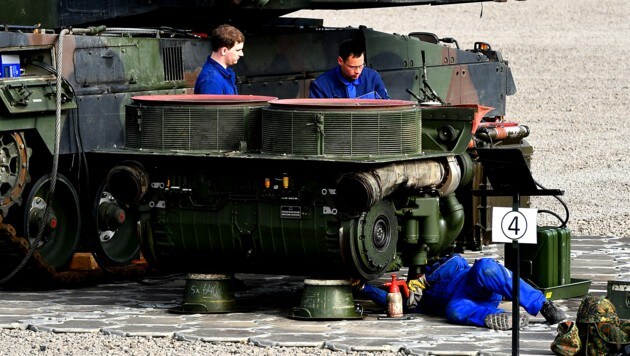 Reparaturarbeiten an einem Leopard-Kampfpanzer (Bild: APA/AFP/PATRIK STOLLARZ)