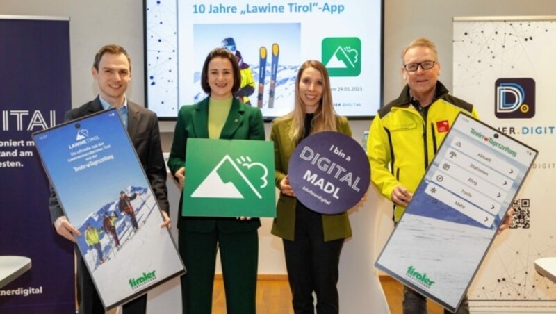 Patrick Pixner (duftner.digital), LR Astrid Mair, Verena Illmer (Tiroler Versicherung) und Lawinenkommission-Leiter Harald Riedl (v. li.) feiern zehn Jahre „Lawine Tirol“-App. (Bild: Die Fotografen)