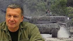 Der russische TV-Moderator Wladimir Solowjow gilt als Teil der russischen Propaganda. Im Hintergrund: ein Leopard-Kampfpanzer (Bild: Wikipedia P. Huber Krone KREATIV,)