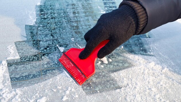 Bleibt Autofahrern im Winter selten erspart: Eis kratzen. (Bild: adobe.stock.com - Patryk Kosmider )
