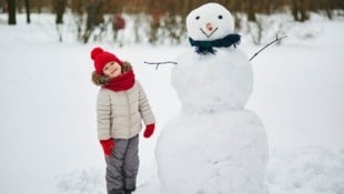 No solo a los niños les encanta construir muñecos de nieve, en los espacios públicos debe prestar atención a algunos puntos de precaución.  (Imagen: stock.adobe.com - ekaterinapokrovsky.com)