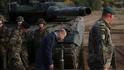 Kein Wegducken mehr: Deutschlands Kanzler Scholz (vor einem Leopard-Panzer bei einem Truppenbesuch) entschied, Kampfpanzer in die Ukraine zu schicken. (Bild: APA/AFP/Ronny Hartmann)