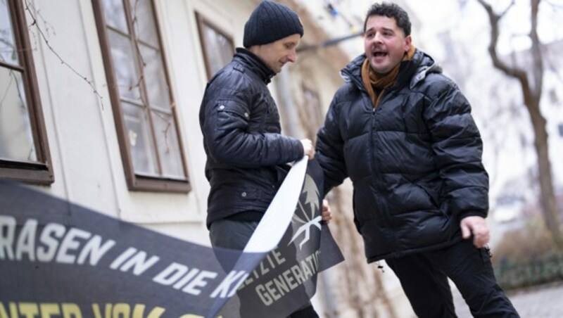 Die Vorbereitungen laufen: In den Seminaren werden die Aktivisten in Kleinstgruppen nicht nur über den rechtlichen Hintergrund und mögliche Konsequenzen ihrer Teilnahme aufgeklärt, sondern es wird auch der Umgang mit etwaigen aggressiven Autofahrern, Selbstschutz bei Attacken oder richtiges Verhalten beim Kontakt mit der Polizei eingeübt. (Bild: APA/EVA MANHART)