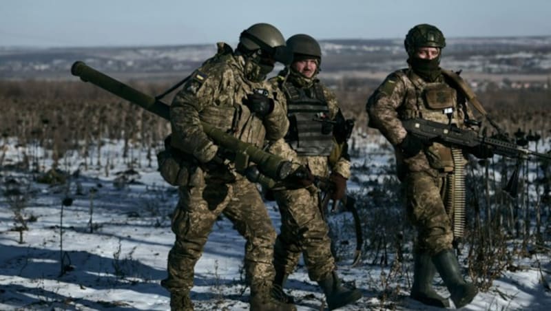 Schwer bewaffnete ukrainische Soldaten nahe Soledar vor der Eroberung durch russische Truppen (Bild: Associated Press)