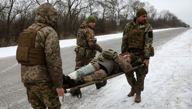 Ukrainische Soldaten transportieren einen verwundeten Kollegen nahe Soledar ab - noch bevor sich Russland die Stadt einverleibt hatte. (Bild: AFP)