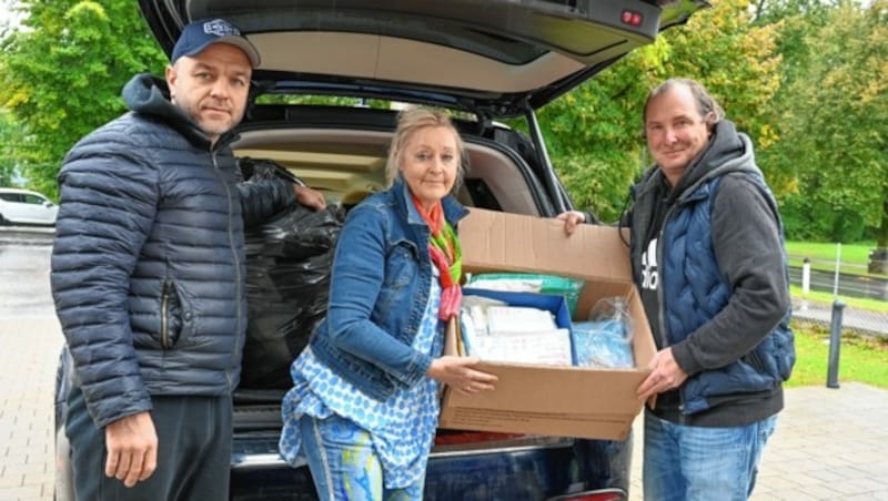 Ursula Langwieler und Konsul Nil Grolitsch (r) helfen. (Bild: EVELYN HRONEK)