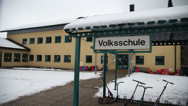 Die alte Volksschule in Fürstenbrunn soll bis 2025 einem Neubau im Zentrum des Ortsteils weichen. (Bild: Tröster Andreas)
