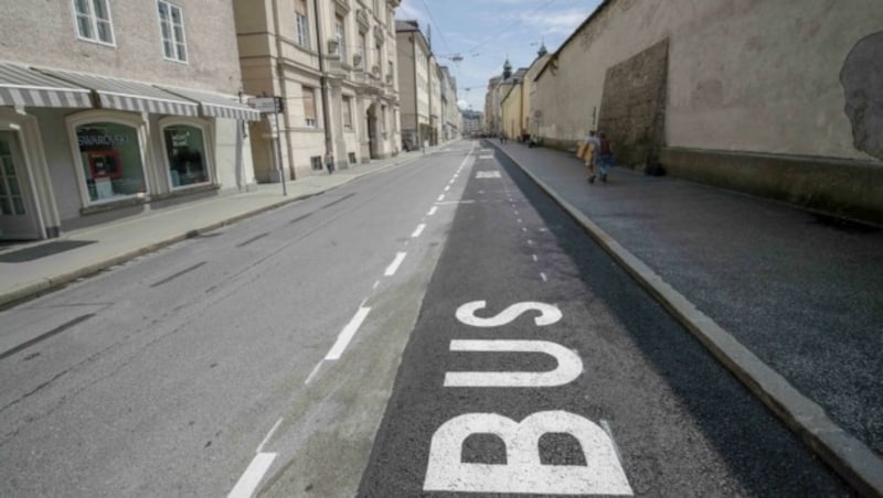 Derzeit sind beim Terminal in der Paris-Lodron-Straße nur drei von sechs Parkbuchten für Busse in Betrieb. (Bild: Tschepp Markus)