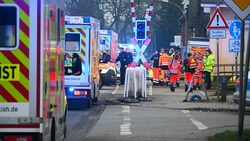 Nach einer Messerattacke in einem Regionalzug sind an einem Bahnübergang in der Nähe des Bahnhofs Brokstedt in Schleswig-Holstein Einsatzkräfte der Polizei sowie von Rettungsdiensten im Einsatz. (Bild: APA/dpa/Jonas Walzberg)