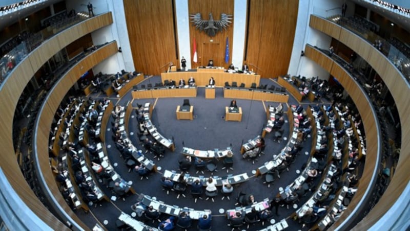 Sitzungssaal im Parlament (Bild: APA/ROLAND SCHLAGER)