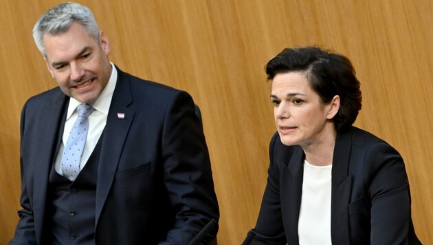 Bundeskanzler Karl Nehammer (ÖVP) und SPÖ-Chefin Pamela Rendi-Wagner (Bild: APA/ROLAND SCHLAGER)