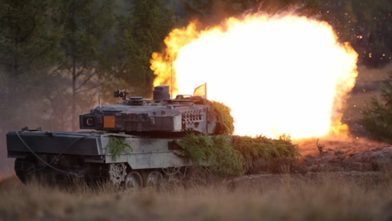 Ein Leopard-2-Kampfpanzer der deutschen Bundeswehr während einer Übung auf dem Militärgelände in Ostenholz (Bild: AFP)