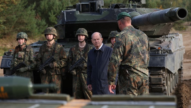 Der deutsche Bundeskanzler Olaf Scholz im Gespräch mit Soldaten vor einem Leopard-2-Kampfpanzer der Bundeswehr (Bild: AFP)