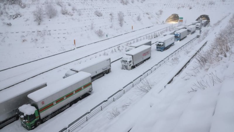 LKWs stecken am Shin-Meishin Expressway im Schnee. (Bild: AFP)