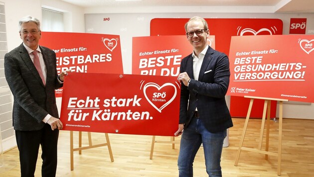 Parteichef LH Peter Kaiser mit SPÖ-Geschäftsführer Andreas Sucher und den knallroten Sujets. (Bild: GERD EGGENBERGER)
