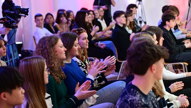 Schüler des St. Pöltner Mary-Ward-Gymnasiums im Wahlkampffieber. (Bild: Antal Imre)