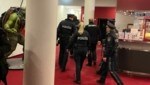 Polizisten in der Lugner City, nachdem mehrer Aktivisten die Bekanntgabe von Richard Lugners Opernballgast gestört hatte (Bild: Norman Schenz)