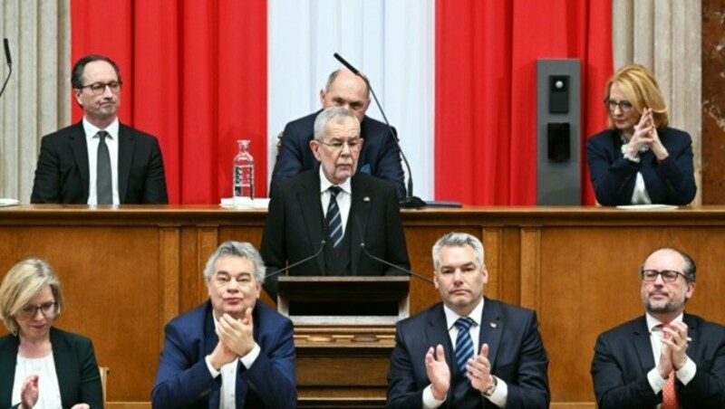 Van der Bellen bei der Angelobung (Bild: APA/ROLAND SCHLAGER)