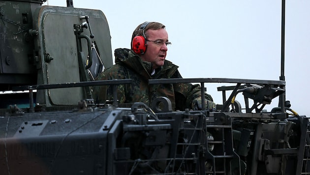 Deutschlands Verteidigungsminister Boris Pistorius auf einem Puma-Schützenpanzer (Bild: APA/AFP/Ronny HARTMANN)