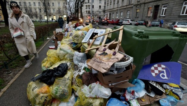In der kroatischen Hauptstadt Zagreb spazieren die Anrainer zwischen Abfallberge umher. (Bild: AFP)
