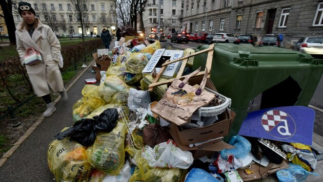 In der kroatischen Hauptstadt Zagreb spazieren die Anrainer zwischen Abfallberge umher. (Bild: AFP)