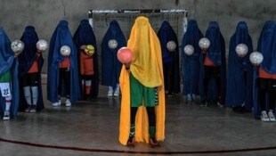 En una serie de fotografías de la agencia estadounidense AP, jóvenes futbolistas de Kabul protestan contra la prohibición de practicar este deporte.  (Imagen: AP)