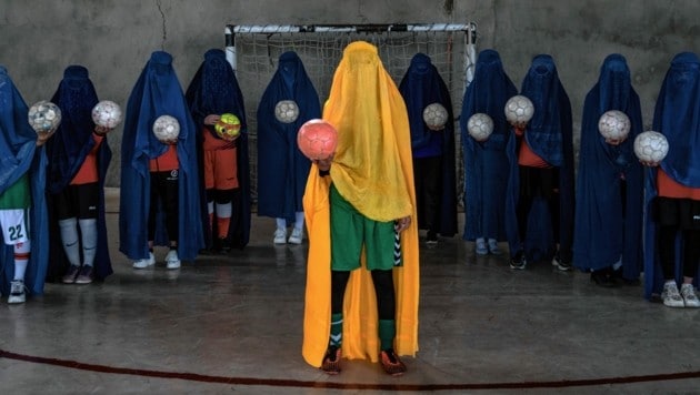In einer Fotoserie der US-Agentur AP protestieren junge Fußballerinnen in Kabul dagegen, dass sie den Sport nicht mehr ausüben dürfen. (Bild: AP)
