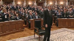 Die FPÖ-Mandatare blieben nach der Rede von Van der Bellen demonstrativ sitzen (Bild: Screenshot/ORF)