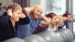 Sport kennt kein Alter. Regelmäßig in Gruppen zu trainieren ist motivationsfördernd. (Bild: stock.adobe.com)